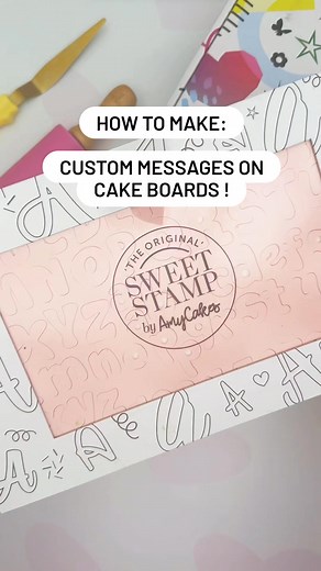 21K views · 77 reactions | The cake board is a great way to get your custom messages on your cake design, even better, you can do it days in advance ✨️ Featuring the Sweetstamp Bubblegum letter set, this one is so fun and easy 殺 #sweetstamp #cakehack #cakedecoratingtips #cakedesign #cakelover ##bakingforbeginners  @cakey__goodness | Sweet Stamp - Amy Cakes | Facebook