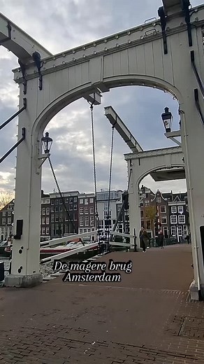 ✨ Wist je dat de Magere Brug een van de meest romantische plekken van Amsterdam is? 🌉💞 Volgens de legende blijft je liefde eeuwig duren als je hier samen kust bij zonsondergang… 🌅🇳🇱 #MagereBrug #AmsterdamMagic #VisitAmsterdam #CanalVibes #DutchHeritage #RomanticAmsterdam #iamsterdam | Paul Wichhart