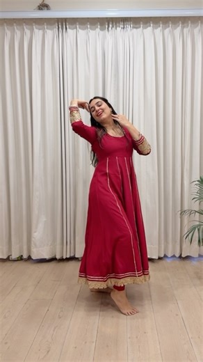 Ruchika Kashelani Dance on Instagram: "PUNE WORKSHOP !!!! Like a peacock dancing in the rain, drenched in love and colors—this choreography is pure joy! ✨💃 ‘Rang De’ is here to set the vibe as we step into the season of colors, love, and celebration! ❤️🌈 Choreo: @ruchikas_rhythm 😍 Details for Pune Workshop Date -19th March Time:- 6-8pm 📍- @dance.rang Pre- 499/- OTS - 599/- DM FOR DETAILS How many of you would like to learn this routine ?? #dance #holi #wedding #bride #newlywedbride"