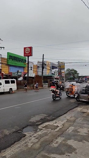 TINGNAN | Bilang bahagi ng precautionary measures, pansamantalang inalis ng Jollibee Iba, Zambales ang kanilang mga signages upang maiwasan ang posibleng pinsala dulot ng malakas na hangin ng Super Typhoon Uwan. Patuloy naman ang paalala ng lokal na pamahalaan sa lahat ng establisyemento na siguraduhin ang kaligtasan ng kanilang mga ari-arian, manggagawa, at mamamayan sa harap ng paparating na masamang panahon. Video courtesy: TatajackTV | Balitang Zambales Ngayon