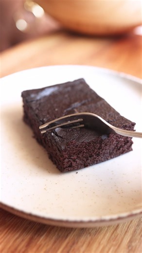 1.5M views · 1.9K reactions | Nur 3 Zutaten und 5 Minuten! Kein Zucker, kein Gluten, keine Milch, keine Banane. 2 Äpfel 2 Eier 1 TL Vanilleextrakt 3/4 Tasse (100 g) Kakaopulver Alle Zutaten in einem Mixer oder einer Küchenmaschine glatt mixen. In eine gefettete, ofenfeste Form geben. Bei 175°C für 30 Minuten backen | Rezepte von Anna | Facebook