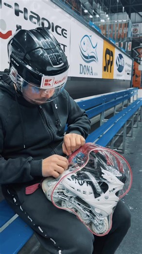 ⛸️ RADKO ŠE DAL NA ŠPORT! 🧂 Ta toto mušice vidzec! Prezul koľeska a pre istotu ma pri sebe aj suľ, žeby ho na ľadze nešmyklo. Spolu s Jarom z Flegmentu vás pozyvaju na 1. Ples priateľov HK DUKLA Michalovce. 🦊🧡 🗓 Kedy: 17. 1. 2026 (Sobota) 📍 Kde: Motel Kamenec 🎶 Hraje: Kapela Flegment 📞 Lístky: 0905 626 136 | Michalovce a okolie