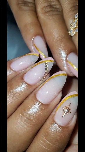 #uñas Uñas sencillas y elegantes color nude con líneas doradas #nailsart #nails #uñaslindas