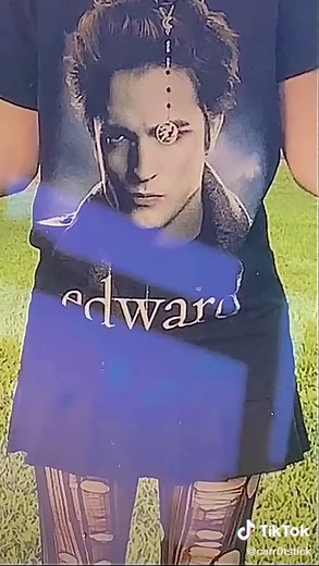 Finished my painting finally #JDWonderland #art #indie #alt #indieroom #bunnyhat #artistsoftiktok #y2k #goth #mallgoth #mullet #cluttercore #emo #vibe