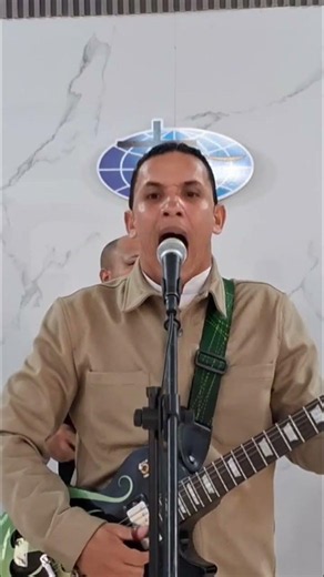 me enpujaron con violencia / Ricky Dominguez