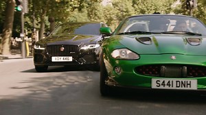 眾所期待的 007 生死交戰震撼登台，Jaguar 即將再度扮演最性格的反派座駕，即刻跟上 Jaguar Racing 賽車手 Mitch Evans 與世界知名跑酷選手 Lynn Jung 展開的倫敦城市追逐。 驚喜彩蛋包含 007 誰與爭鋒中的 XKR Convertible、惡魔四伏中的 C-X75 與將在生死交戰中登場的 XF，歡迎所有喜愛 007 的 Jaguar 粉絲一起尋找！ 瞭解更多｜https://bit.ly/3F8XaSj | Jaguar