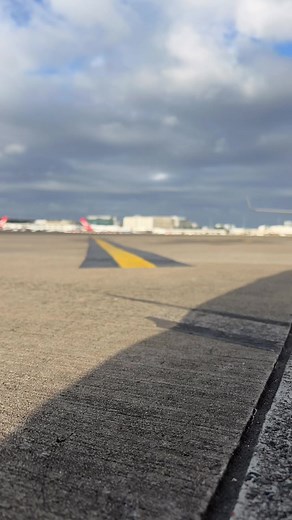 5.6K views · 63 reactions | QantasLink Boeing 717 turnaround. #plane #Planes #sydney #australianmade #australian #australia #airport #aircraft #airplane #pilotlife #australia #aviation #boeing #boeinglovers #airlines | Tarmacc | Facebook