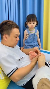 They are also women’s feet. Why can my daughter’s feet be touched but mine cannot be touched I still don’t understand..🤣🤣🤣 | KarissaEating