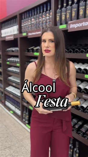Fernanda Nathalia on Instagram: "O álcool é clássico nas festas, mas exagerar pode trazer problemas para o corpo e até para a família ⚠️🍷 Para aproveitar sem riscos: 💧 Intercale bebida com água 🍽️ Não esqueça de se alimentar Um corpo bem hidratado processa melhor o álcool e se recupera mais rápido. Lembre-se: a diversão é muito maior quando estamos sóbrios e aproveitando de verdade! 🥳✨ #FestasComConsciência #BebaComModeração #HidrataçãoÉVida #SaúdeNoFimDeAno #CurtaComResponsabilidade"