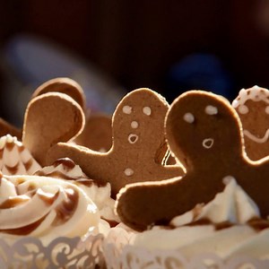 Three gingerbread men take the cake (stand)... 🍪🧁 | The Great Australian Bake Off