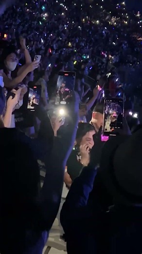 When your boyfriend proposes during your favorite song 💍