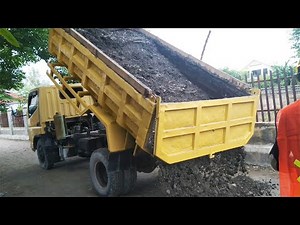 PROSES MOBIL DUMP TRUCK MENURUNKAN PASIR