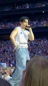 lee know controlling changbin's chest pumping and laughing so hard after 😭😭 | Saranghaeyo StrayKids