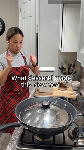 Katrina F. on Instagram: "Sticky = Prosperity ✨ Sticky desserts and foods symbolize relationships that stick together, keeping family close and united in the coming year. May this New Year bring you love, happiness, and prosperity. Para dumikit ang swerte Ma’am Sir!🤤🎆 Cassava Cheesy Rolls Ingredients: • 28 oz (1 lb / 794 g) thawed grated cassava • 1 can (400 ml) coconut milk • 1 small can (165 ml) coconut cream • 1 cup sugar • ½ tsp salt • ¼ cup water • 2 tbsp butter • 1 ½ cup sh