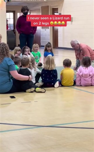 He was OUT 😂😂😂 #whatintheworldisgoingonhere #lizard #comedy