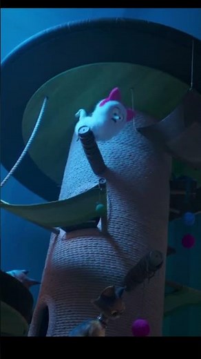 Gidget Finds Busy Bee 🐝 | Secret Life of Pets Heartwarming Moment #pets