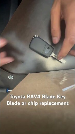 Toyota RAV4 Blade Key - Replace the blade or chip inside the key (How to open the key)