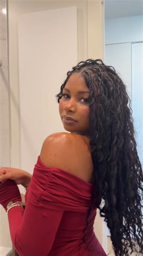 Clarke Peoples on Instagram: "my secret to holiday party-ready skin + a juicy scent is the new @soldejaneiro duo: Rosa Charmosa Dewy Cream + Cheirosa 91 Perfume Mist #soldejaneiropartner ✨ trust that these shoulders are *glistening* with an addictive floral scent that lasts well until the after party"