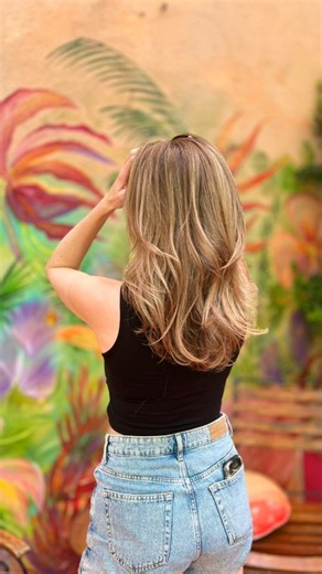 De beste Curaçao tips vind je hier 🇨🇼 on Instagram: "Alleen maar good hairdays! 🥹❤️ Vorige maand bracht ik een bezoekje aan The Hair Boutique, en damn wat een ervaring was dat. Hier is het geen kwestie van 'even de puntjes bijwerken en nieuwe highlights erin'. In tegendeel! 💇‍♀️ Ik kreeg een compleet adviesgesprek over de gewenste kleur, werd met een speciale techniek geknipt en eindigde met een spoeling om de kleur van mijn nieuwe en oude highlights extra mooi sa