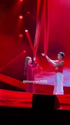 Charming Aerial Performance by Hòa Minzy at 10-Year Fan Meeting