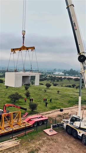 CTEC on Instagram: "🚀 Un edificio de 6 pisos en un solo día. Así nació Momentum, el primer edificio modular en hormigón armado de Latinoamérica, un hito de innovación construido en el Parque de Innovación CTEC junto al programa #ConstruyeZero. Liderado por @facorochile, @twh.cl y @stochile, este proyecto reunió a empresas como @empresasmelon, @azaacero, @volcancl, @metaverso.otec, @grupotx.cl y @vinylventanas, que aportaron soluciones innovadoras para hacerlo posible. Con grúas, módulos prefabr