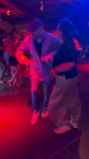 À l’ancienne ! Retour sur notre soirée SALSA ✨🪩 3 stages pour se perfectionner et une soirée #onlysalsa 🥰 merci à tous, super énergie et de beaux souvenirs !!! Vous êtes chauds pour la prochaine ?? 🥳 #caribedanseangoulême #salsadancing #salsacasino #salsaparty 🫶🏽 | Caribe Danse Angoulême
