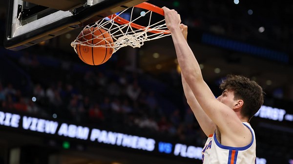 Florida's bench goes wild for 7-foot-9 Olivier Rioux's jam