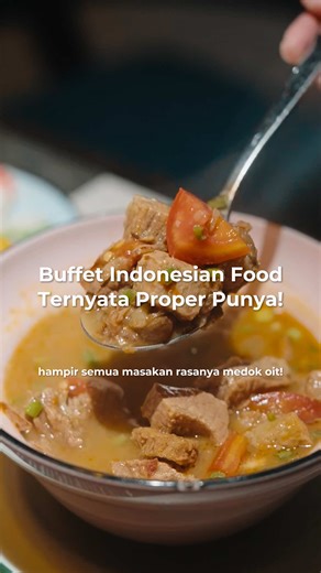 Pertama kali nemu buffet masakan Indonesia tapi ternyata enak loh! Mulai dari maincourse, dessert semua nya on point. Apalagi ambience nya yang warm dan tradisional Indonesia bikin cocok bawa keluarga kesini. Kataku langsung sikat seh! Pas lagi murah nih per pax cuma IDR 205.000 selama bulan Mei 👀 📍DJAMAN DOELOE RESTO by Four Points Buffet | Indonesian food | masakan indonesia | buffet hotel surabaya | buffet enak | kuliner indonesia | makanan indonesia | kuliner surabaya | surabaya food #kuli