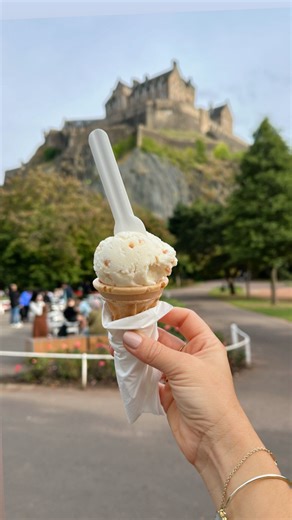 Come on a food tour in Edinburgh with me 🏴󠁧󠁢󠁳󠁣󠁴󠁿 📍Maggie Dickson for the ultimate comfort foods: Cullen sink haggis, neeps & tatties 📍The Inn on The Mile where we indulged in Cranachan (layers of cream, oats, honey and berries!) 📍 Fudge Kitchen where we watched fudge being made the traditional way, artisanal and small batch 📍 Jefferson St. Whisky & Tabacco we tried two Scottish whisky from the Highlands and Speyside 📍 our final stop wa at Mimi’s Bakehouse we finished the day with tea