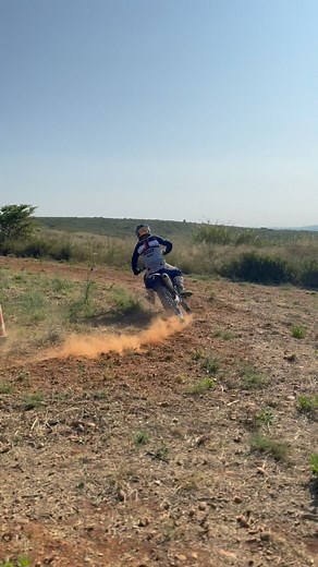 VIRAGES À PLAT AVEC PAUL 🏍️🔄 La clé, c’est la fluidité et le bon dosage. Garde ton regard loin, anticipe, et laisse ta moto suivre naturellement la trajectoire. Avec la bonne technique, chaque virage devient une invitation à glisser… en contrôle total. @mutuelledesmotards @marcbourgeois_management @yamahamotorfr @michelinmotorcycle @acerbismotorsport @expotradegroup @ride100percent @scorpionexo_eu @ots.factory @fitandprint @prunierestp | Outsiders-academy