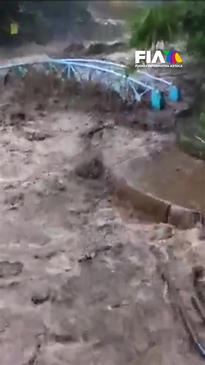 🌊Naturaleza sin control ⛈️ Java y Bali se están hundiendo bajo la furia del monzón. Las imágenes son desgarradoras: casas enteras arrastradas como si fueran de papel y familias que lo han perdido todo en segundos. No es solo la lluvia, n los últimos 30 días, más de 920 personas han muerto en Indonesia por el mal clima. La temporada apenas comienza y el saldo ya es catastrófico. Los detalles en #HechosSábado | Azteca Noticias