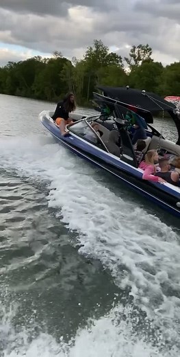 #wakesurf #wakesetter #MMMDrop #beer #laugh #lakers #lake #wakeboarding #wakeboard #malibu #surfing #gaysurfer #gayboy #loserschallenge #fail