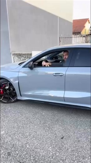 Um momento demonstrativo do cliente após inspecionar o carro para testar a sua eficiência e potência 🔥. O modelo perfeito para quem adora elegância e velocidade. Obrigado por escolher a BEST CARS🇩🇪✅ | Best Cars