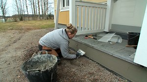 Onko sokkelin paikkaus suunnitelmissa? 🤔 Kesällä talon kauneusvirheet huomaa helposti. Mutta ei hätää! Sokkelin korjaus on kätevä toteuttaa!👌 Nappaa videolta vinkit talteen korjaukseen! | Weber