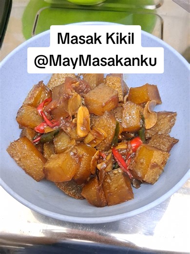 Masak Kikil Bahan -Baput,Bamer,Cabai sesuai selera diiris -Kikil yg sudah direbus -pelengkap: Daun salam,daun jeruk,serai,lengkuas -Seasosing: Saos tiram,penyedap,micin,gula pasir,kecap manis,garam sedikit,lada -kasih air putih -masak hingga bumbu menyerap dan siap disajikan #kikil #masakkikil #masak #masakansimple #masakanrumahan