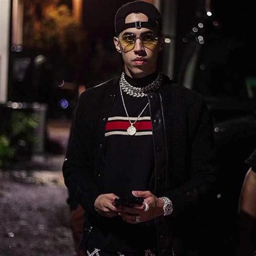 siempre estoy' pendiente de mi negocio✨#brytiago #fypシ゚viral #netflix #badbunnypr