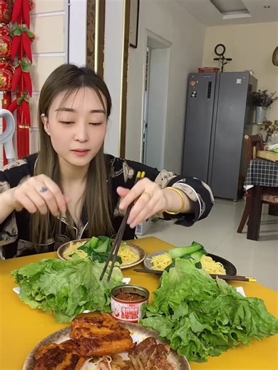 饭桌上的日常：家庭聚餐时光