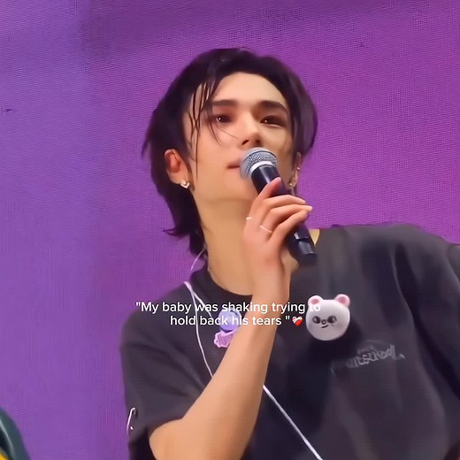 Hyunjin's Emotional Moment: Holding Back Tears ☺️