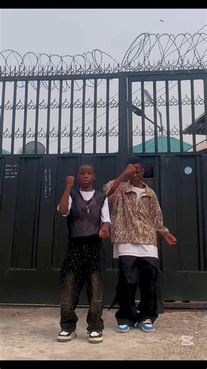 Fun dance trend Azonto ❤️ Dc:@_OG🖤⚜️ #blossomdancers #fyp #fundance #dancetrend #dancechallenge #creatorsearchinsights #tiktokdance #dancefun #foryoupage #azonto #trendalert #foryou