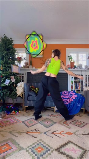 L 💙🪩🌀🫧 on Instagram: "Easiest way to add the floor into your flow: a nice little lunge after an under the leg pass. You don’t even have to tap the ground or land on your knee! A tiny hover will do - no need to be thwacking yourself on the ground without kneepads. Move your body like it’s a flowstar! I promise if you can learn vertical 8s, around the worlds, money hands, or basically any fancy trick that you can ALSO learn to drop it like it’s hot, wiggle like you mean it, and dance like you’