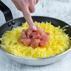 583K views · 5.8K reactions | Cette friandise à base de patates et de blanc de poulet a rendu les internautes fous Ingrédients: pommes de terre - 500 g sel - 5 g poivre noir - 5 g oeuf - 1 pièce farine - 40 g huile - 30 ml fromage à pâte pressée - 200 g pour le remplissage: blanc de poulet - 150 g mozzarella - 50 g tomate - 1 pièce A feu doux avec couvercle pendant 20 min | Savoureux.tv | Facebook