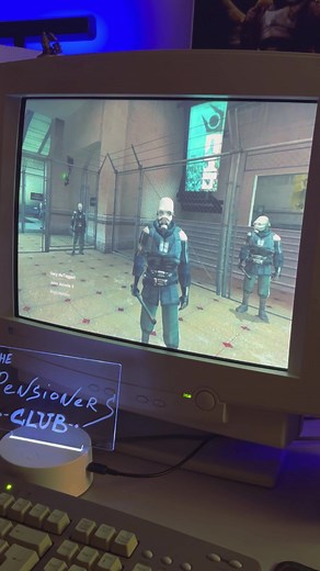 Retro vibes. Half Life 2 #halflife2 #retrogames #valve #retrocomputer | half life 2