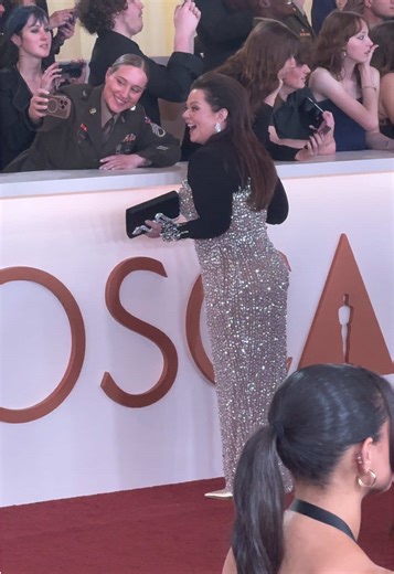 Melissa McCarthy shines on the #Oscars red carpet and says hi to excited fans!💖 #melissamccarthy #academyawards