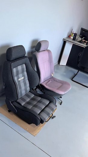 Transformamos o básico em algo extraordinário. 💪 No vídeo de hoje, mostramos lado a lado um banco simples do modelo CL e o nosso banco Recaro fabricado do zero, com estrutura reforçada, costuras precisas e o acabamento que só O Artesão Tapeçaria entrega. A diferença está nos detalhes — e é isso que torna cada projeto único. 🔥 #OArtesãoTapeçaria #BancosRecaro #RestauraçãoAutomotiva | Tapeçaria O Artesão