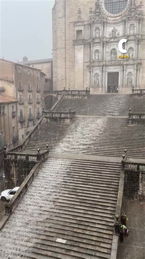 ¡Imágenes impactantes en Cataluña! 🌧️🌊 Las fuertes tormentas y el granizo que golpearon a Girona hicieron colapsar las emblemáticas escaleras de la Catedral, convirtiéndolas en una impresionante cascada. Cayeron más de 40 litros de agua en solo 30 minutos . #Girona #Cataluña #España #Temporal #Meteorologia