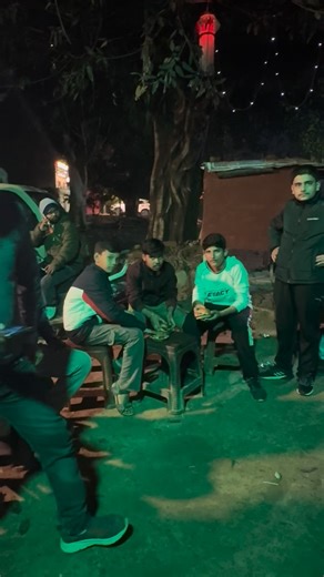 Anuj Gaur on Instagram: "Plate ka bhi jarur khatam kare tabhi complete mana jayega 🙏🏻#burger #youtuberkaburger #taste #burgerlover #burgershop"