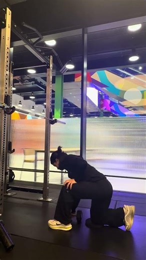 Arnold Press (Half-Kneeling)