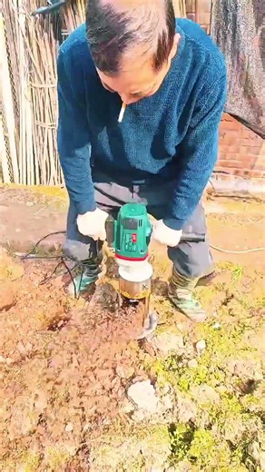 Handheld rotary drilling machine