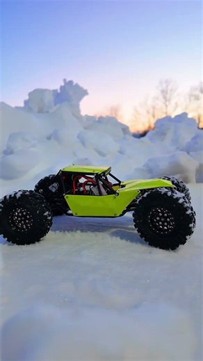 Took the TRX4m ‪@Oppai_Factory‬ Tarantula build out for a snow trek before all the upgrades are done!