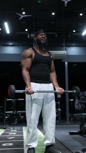 3 exercices pour les biceps à la barre
